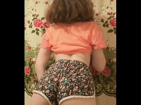 ❤️ Una ghjovana sexy si spoglia i pantaloncini davanti à a camera ️❌ Cazzo à noi ❌️❤