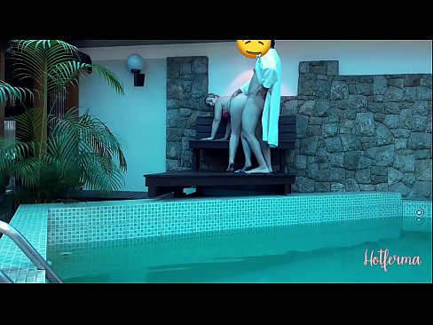 ❤️ Boss invita a cameriera à a piscina, ma ùn pudia resiste à un caldu ️❌ Cazzo à noi ❌️❤