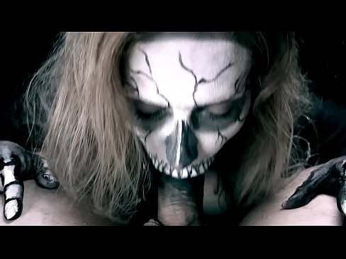 ❤️ Ragazza demonia chì succhia u cazzo cù a so bocca nera è ingoia cum. ️❌ Cazzo à noi ❌️❤