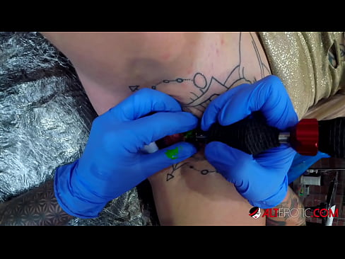 ❤️ Sully Savage, hottie estremamente tatuata, hà fattu un tatuatu nantu à u clitoris ️❌ Cazzo à noi ❌️❤